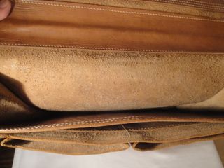 Cartera de cuero con asa y dos correas con hebilla