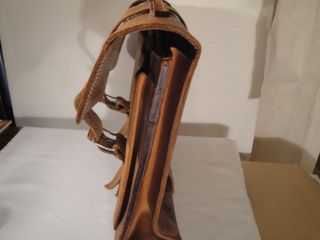 Cartera de cuero con asa y dos correas con hebilla