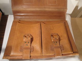Cartera de cuero con asa y dos correas con hebilla
