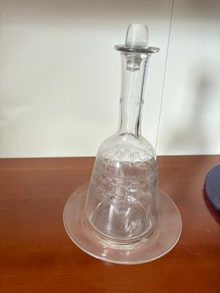 Bottiglia decorata con piattino fine 1800