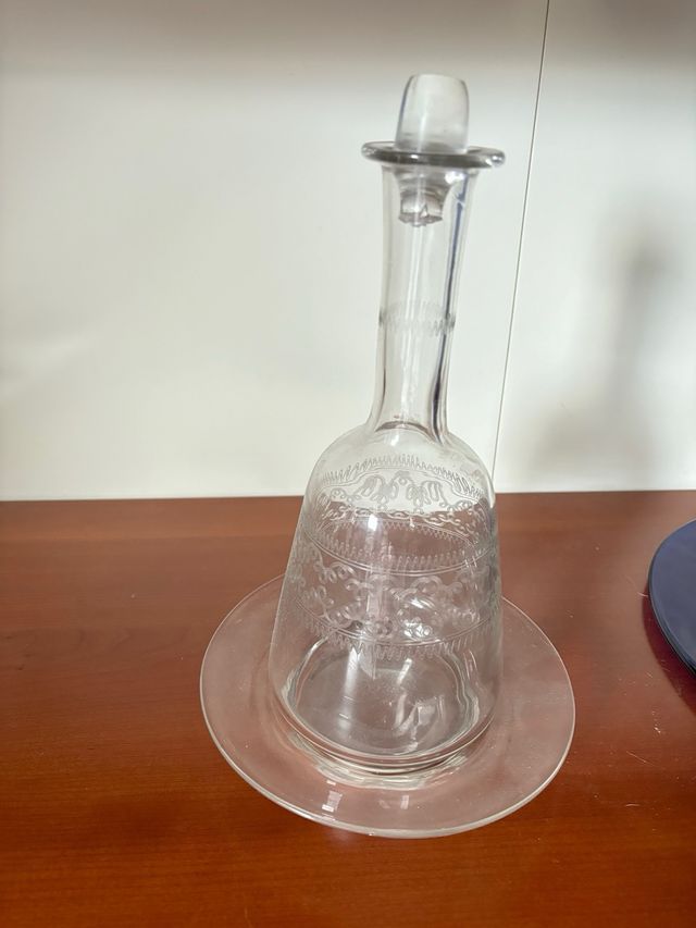 Bottiglia decorata con piattino fine 1800