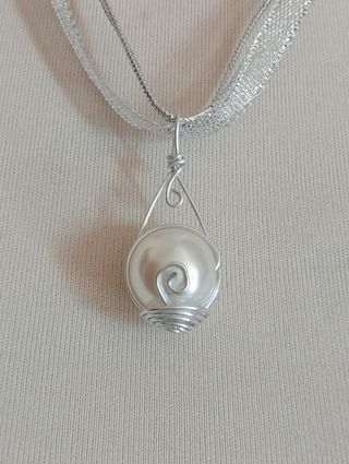 Collana con ciondolo perla realizzata a mano