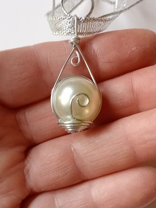 Collana con ciondolo perla realizzata a mano