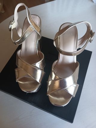 Sandalias de plataforma doradas 