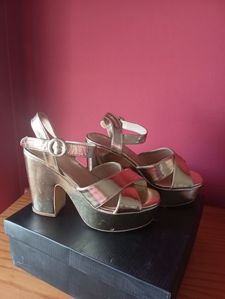 Sandalias de plataforma doradas 