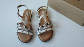Sandalia blanca con piedras multicolor