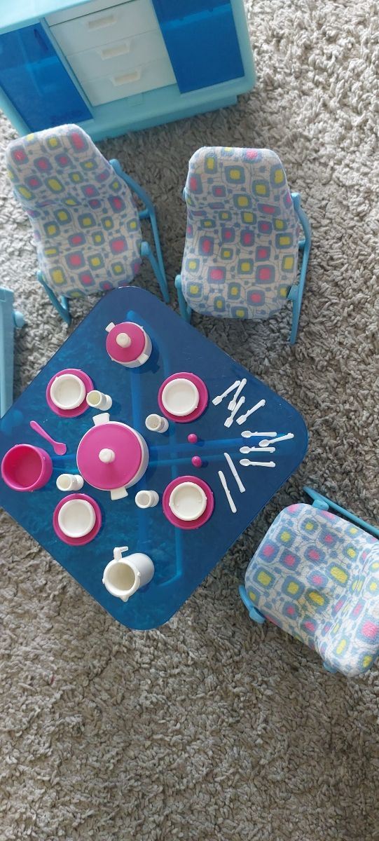 Comedor, aparador y camarera Barbie año