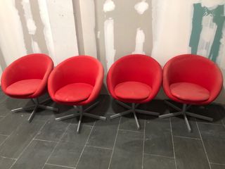 Sillones giratorios de tapizado rojo