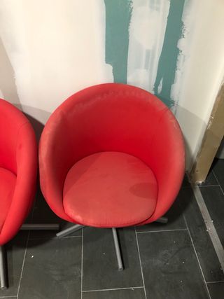 Sillones giratorios de tapizado rojo