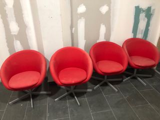 Sillones giratorios de tapizado rojo