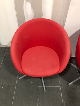 Sillones giratorios de tapizado rojo