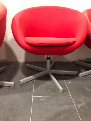 Sillones giratorios de tapizado rojo