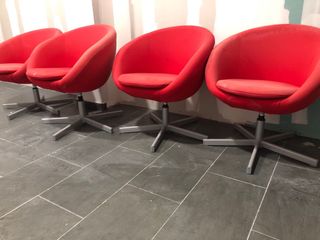 Sillones giratorios de tapizado rojo