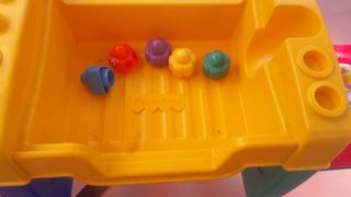 Mesa de actividades para niños Fisher Price.