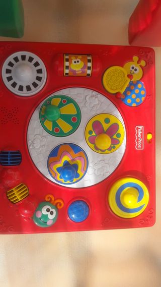 Mesa de actividades para niños Fisher Price.