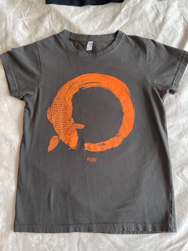 Camiseta Ensō Koi gris y naranja talla S