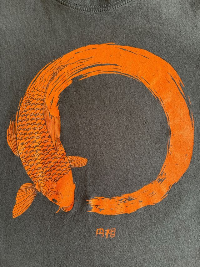 Camiseta Ensō Koi gris y naranja talla S