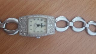 Reloj mujer con esfera de plata y correa
