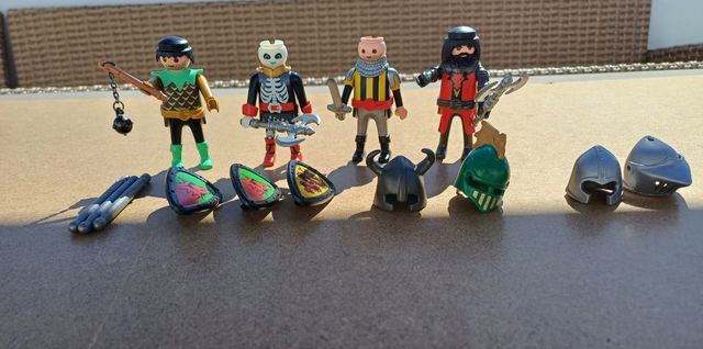 Playmobil 4 figuras con accesorios.