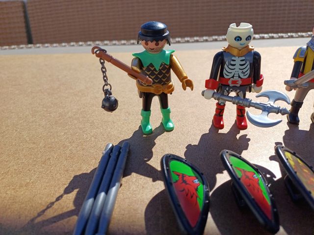 Playmobil 4 figuras con accesorios.
