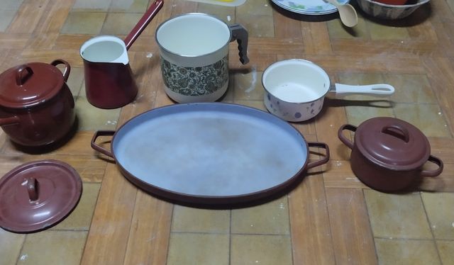 Conjunto de cazuelas y cazos antiguos