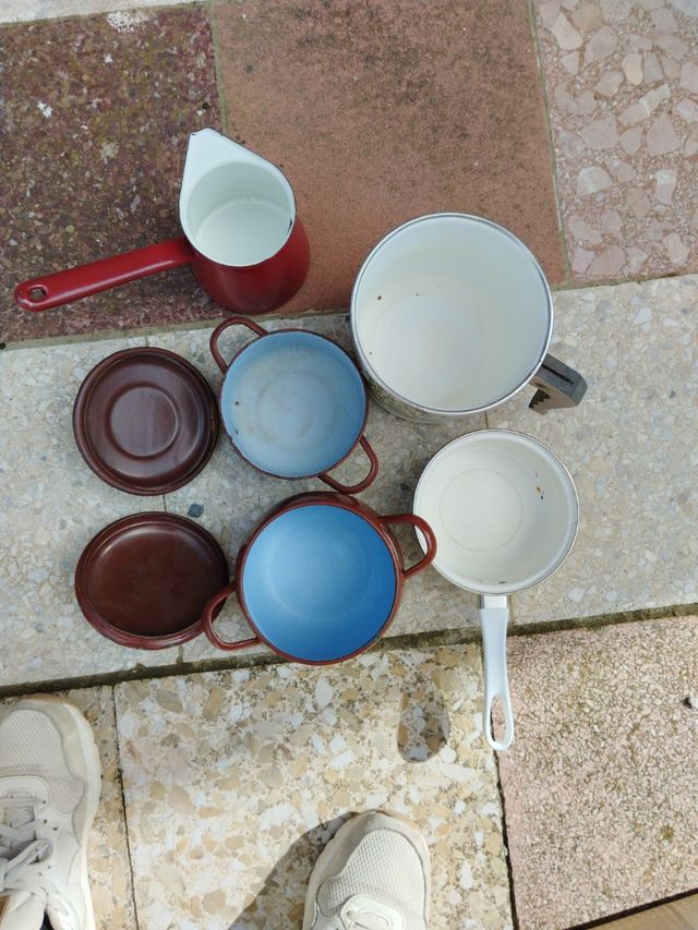 Conjunto de cazuelas y cazos antiguos