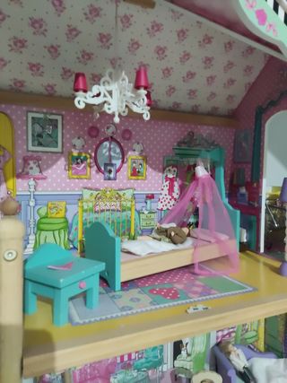 Casa de muñecas de madera