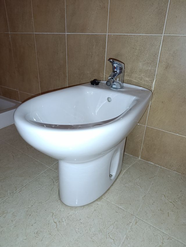 Se vende bidet roca con grifo nuevo sin uso