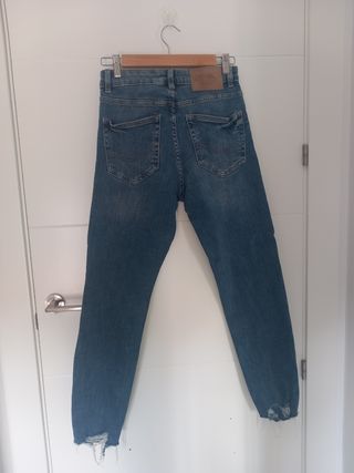 Pantalón vaquero azul del pullandbear talla 36 EUR