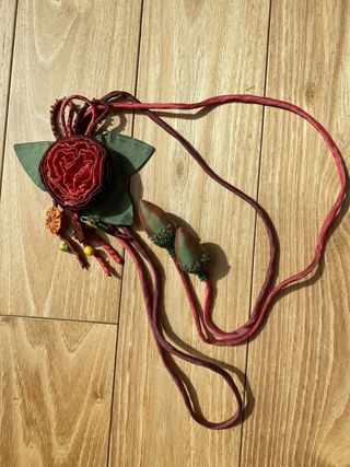 Cinturón de seda verde y rojo con abalorios