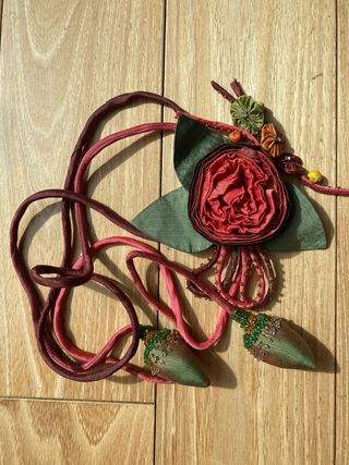 Cinturón de seda verde y rojo con abalorios