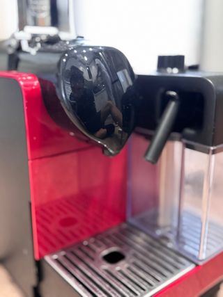 Cafetera Lespresso lattissima delonghi rojo