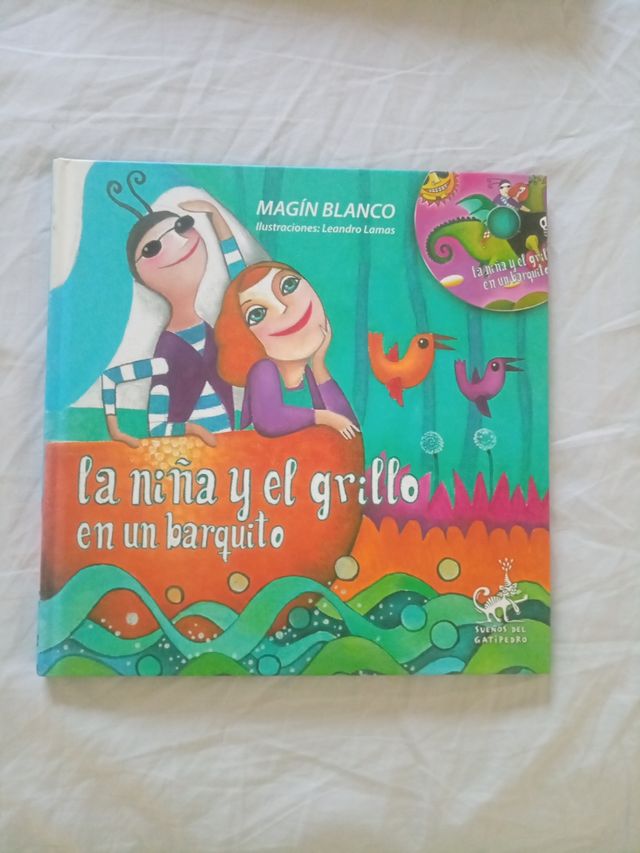 La niña y el grillo en un barquito