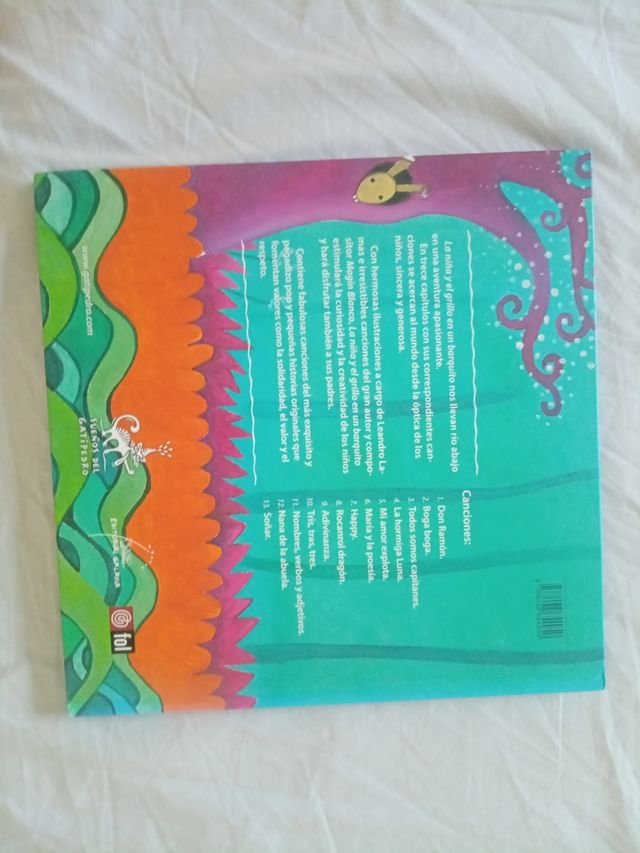 La niña y el grillo en un barquito