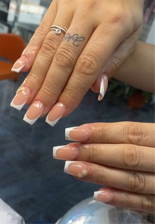 Maquilladora social, manicurista