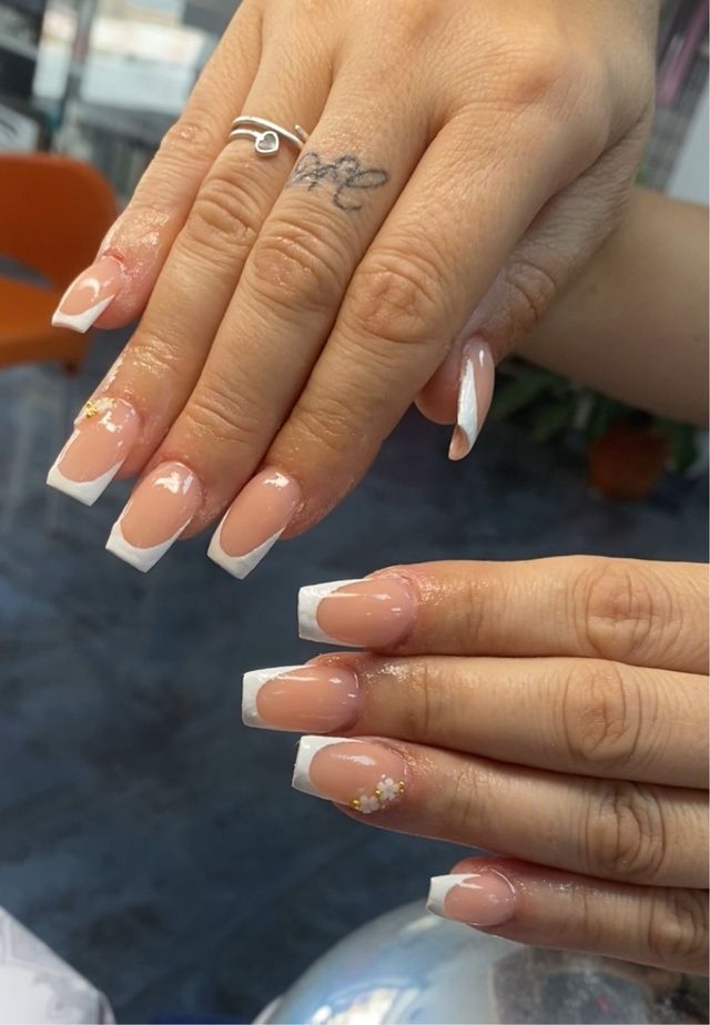 Maquilladora social, manicurista