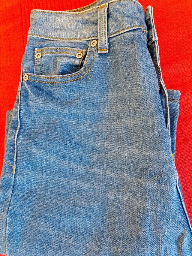 Vaqueros “Mom Fit” talle alto