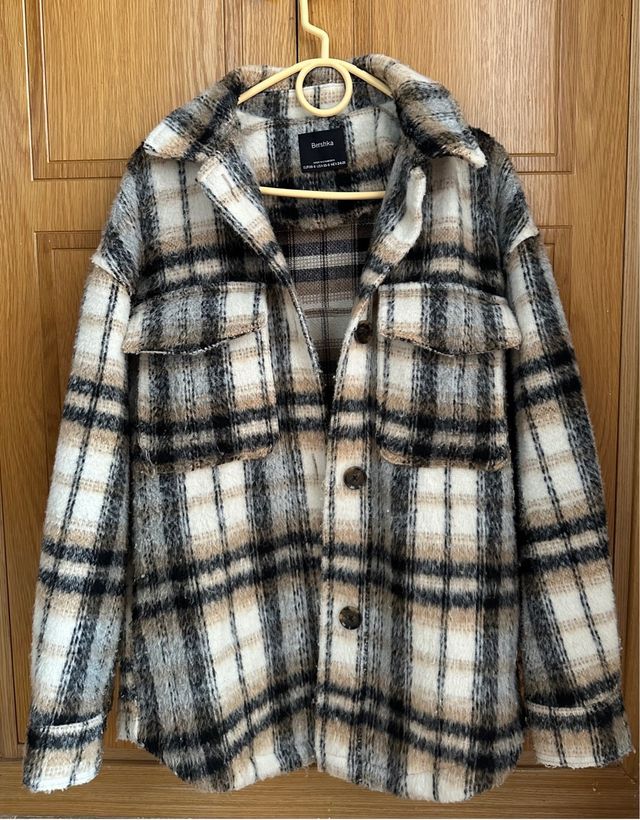 Abrigo oversixe sobrecamisa