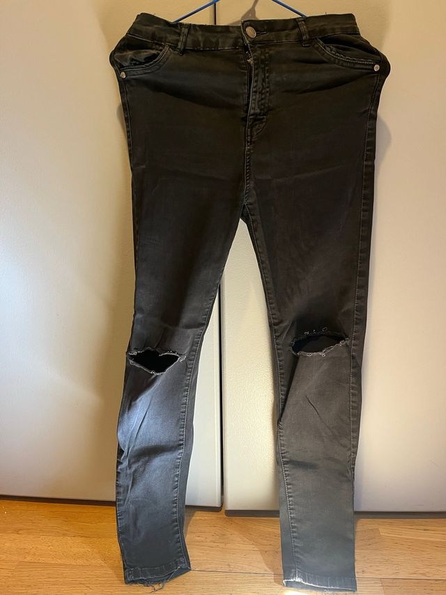 Vaqueros negros rotos