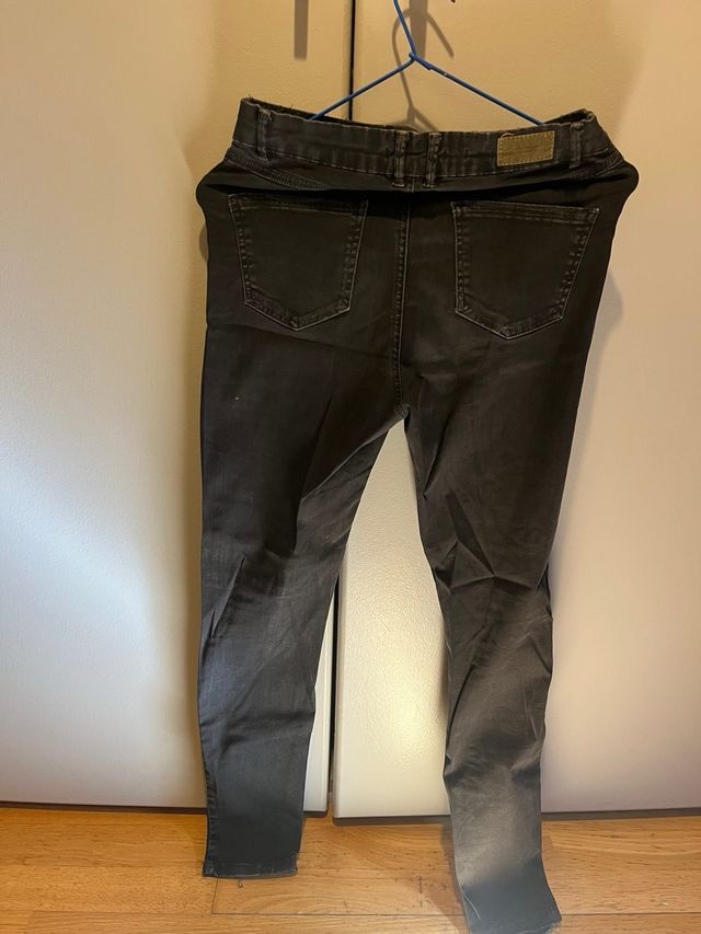 Vaqueros negros rotos