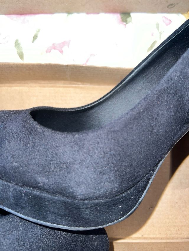 Zapatos tacones negros ante Maripaz