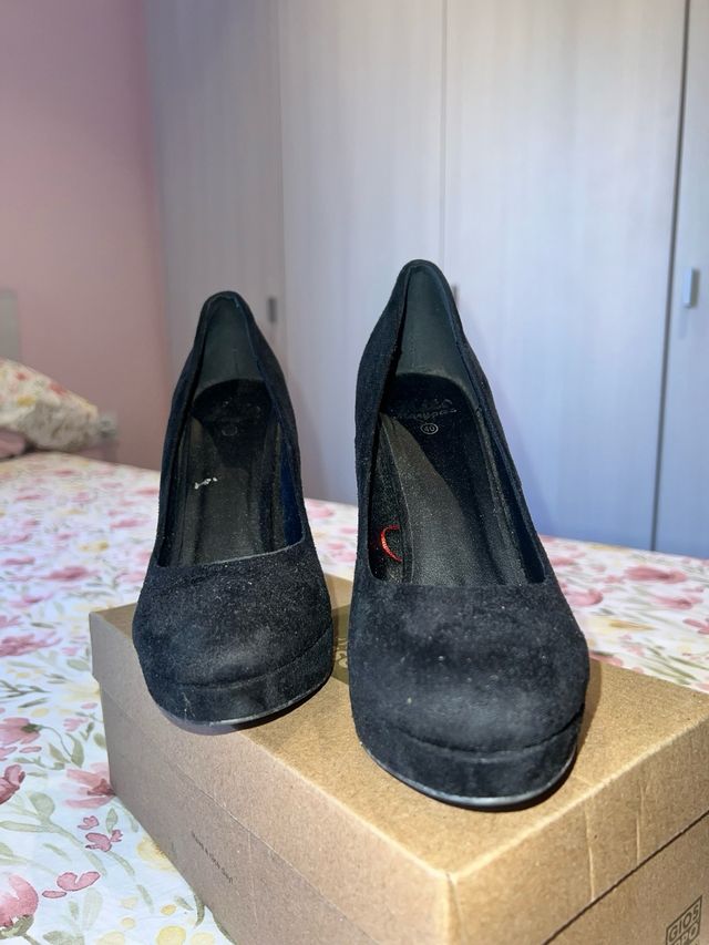 Zapatos tacones negros ante Maripaz