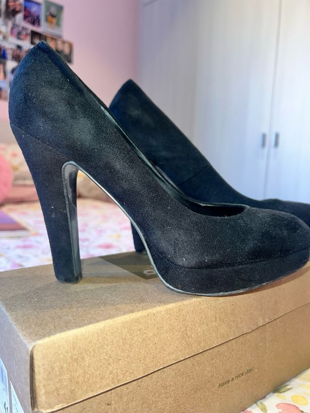 Zapatos tacones negros ante Maripaz
