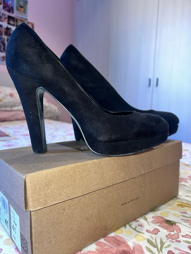 Zapatos tacones negros ante Maripaz