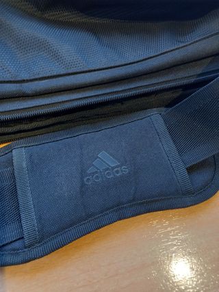 Bolsa portatil Adidas. Negro