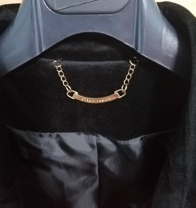 Gabardina ligera negra efecto ante STRADIVARIUS