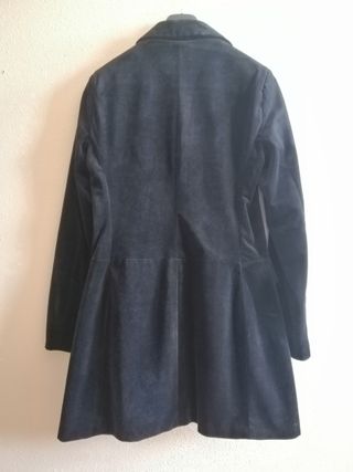 Gabardina ligera negra efecto ante STRADIVARIUS