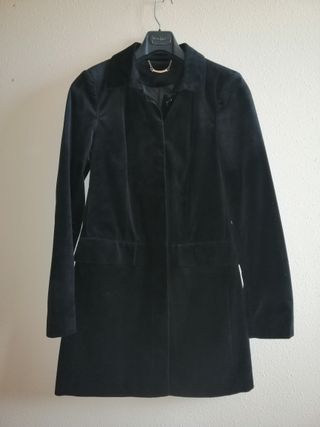 Gabardina ligera negra efecto ante STRADIVARIUS