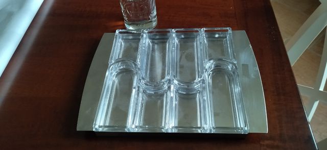 Vassoio in acciaioe vetro per snack.