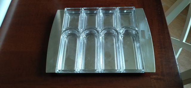 Vassoio in acciaioe vetro per snack.